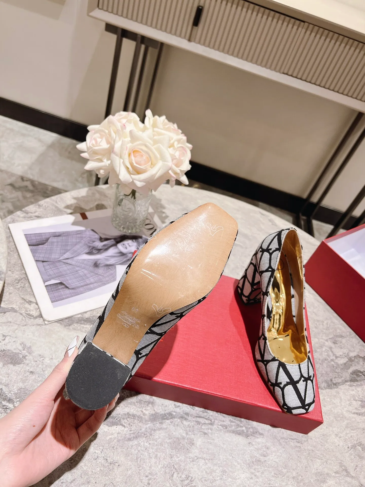 👟👟Ex-factory price 440👟👟 Genuine leather sole +40 Top version 𝑉𝐴𝐿𝐸𝑁𝑇𝐼𝑁𝑂 Valentino new spring and summer women's 5⃣️ color spring shoes. The unique [V logo fabric print pattern] brings out a full sense of high-end, and the new season will live up to expectations! Worth buying★Absolutely high-grade❥Original method, Absolutely sensual❥Elegant style, creating a different feeling, simple and elegant style!  Code number: 35-41 (34-42 customized) Fabric: Fabric printed cloth Lining: Sheepskin lining Heel height: 6cm～8.5cm2⃣️ options Leather outsole Rubber outsole
